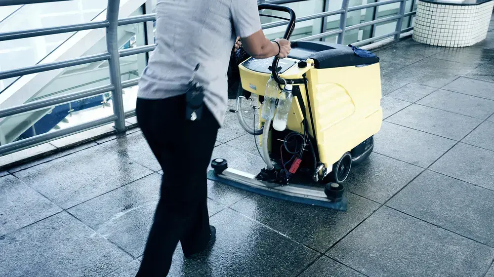 מנקה ניקיון עובד ניקיון עובדת ניקיון עובד קבלן  עובדי קבלן