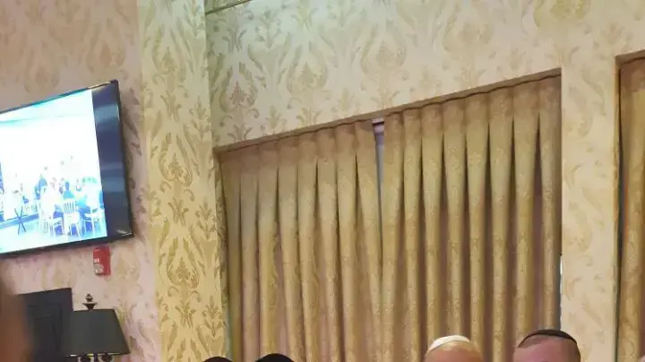 ראש הממשלה לשעבר אהוד אולמרט בחגיגת בר המצווה של בנו של מאיר רבין, שותפו לתא שהורשע גם הוא בפרשת הולילנד, נובמבר 2016 ראש הממשלה לשעבר אהוד אולמרט בחגיגת בר המצווה של בנו של מאיר רבין, שותפו לתא שהורשע גם הוא בפרשת הולילנד, נובמבר 2016