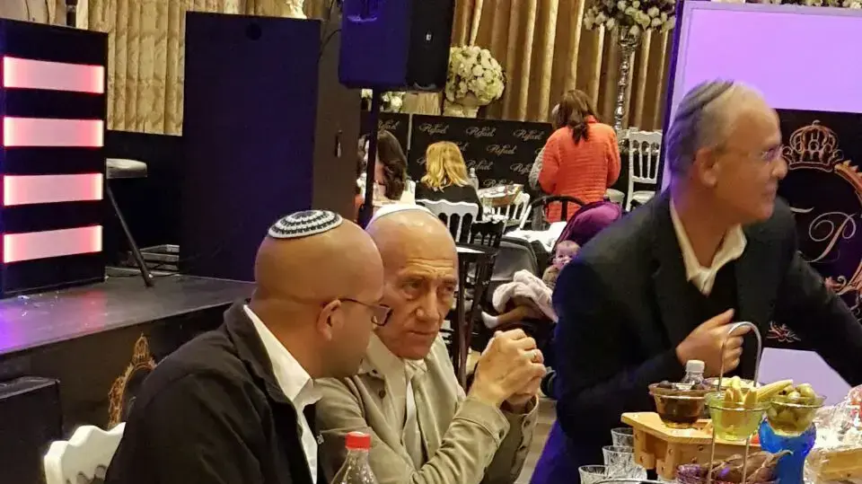 אהוד אולמרט ביקר בבר המצווה של בנו של מאיר רבין, דצמבר 2016 אהוד אולמרט ביקר בבר המצווה של בנו של מאיר רבין, דצמבר 2016