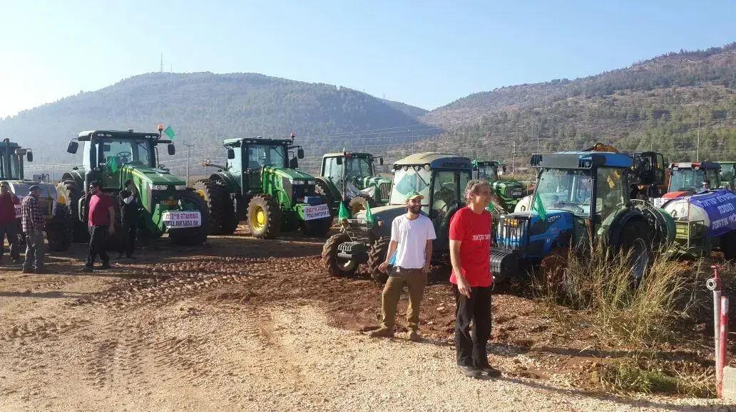 חקלאים מתאספים בצומת אגמון החולה לקראת הפגנה. 4 בדצמבר 2016 חקלאים מתאספים בצומת אגמון החולה לקראת הפגנה. 4 בדצמבר 2016