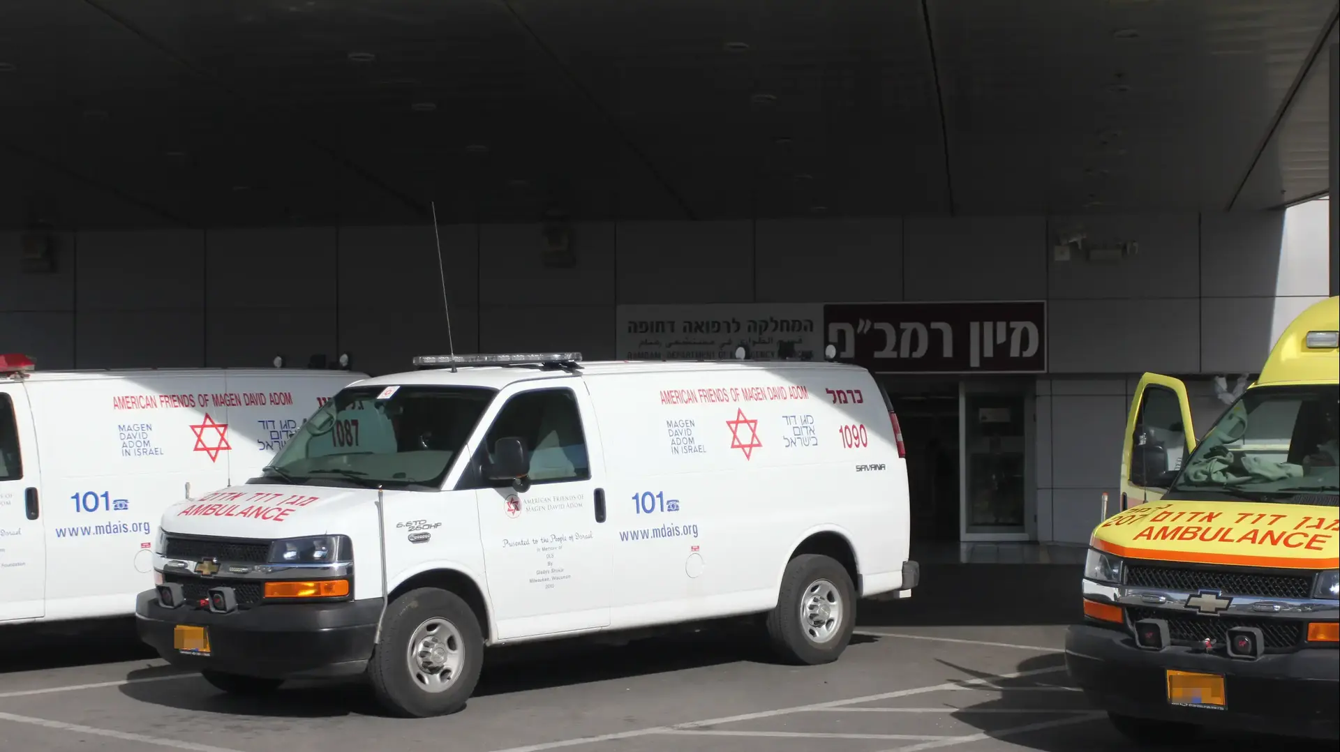 אמבולנסים ברחבת המיון של בית החולים רמב"ם, חיפה. דצמבר 2016