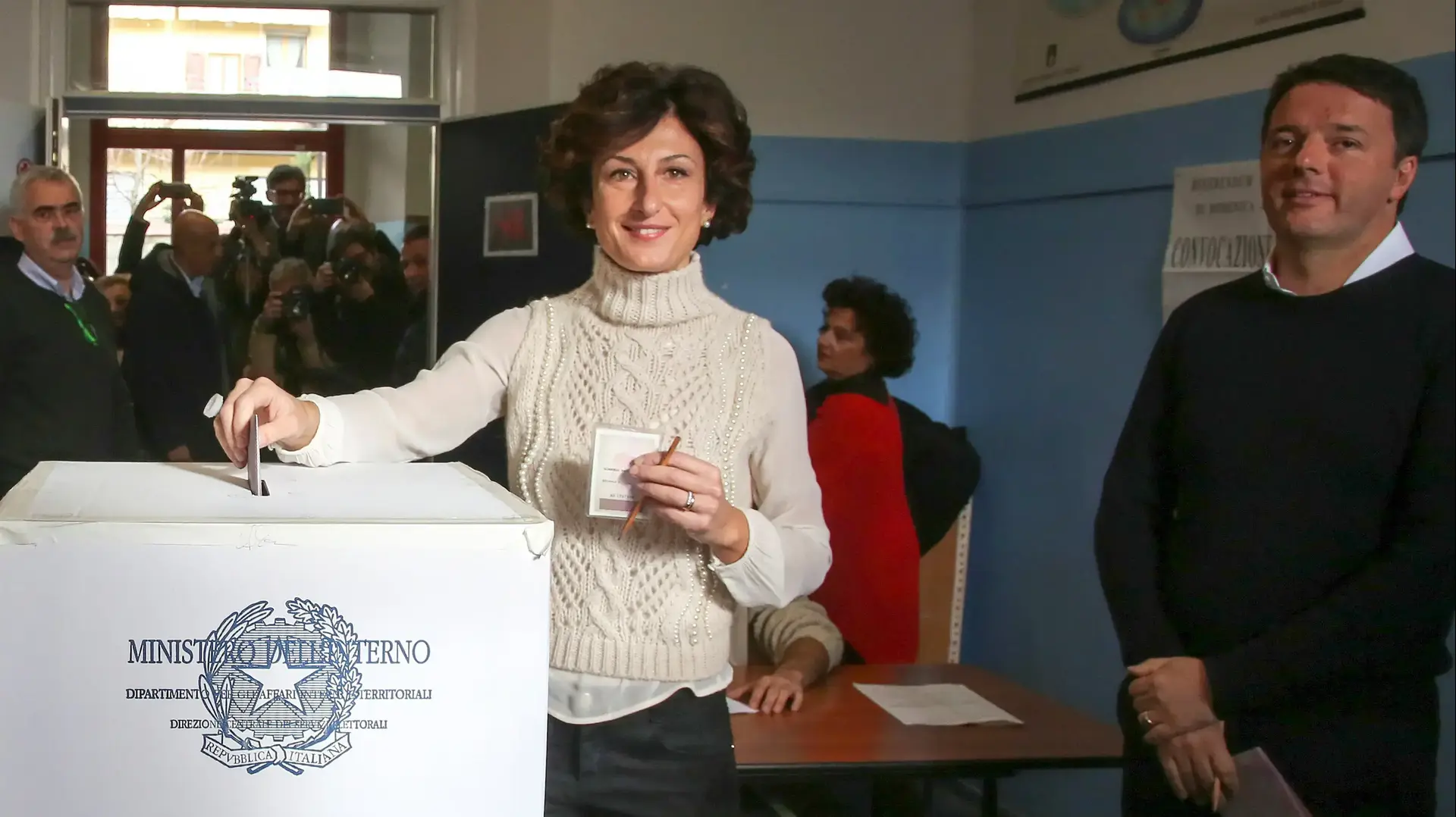 אשתו של מתאו רנצי, ראש ממשלת איטליה מצביע במשאל עם בנוגע לרפורמה החוקתית. פירנצה, 4 בדצמבר 2016 אשתו של מתאו רנצי, ראש ממשלת איטליה מצביע במשאל עם בנוגע לרפורמה החוקתית. פירנצה, 4 בדצמבר 2016