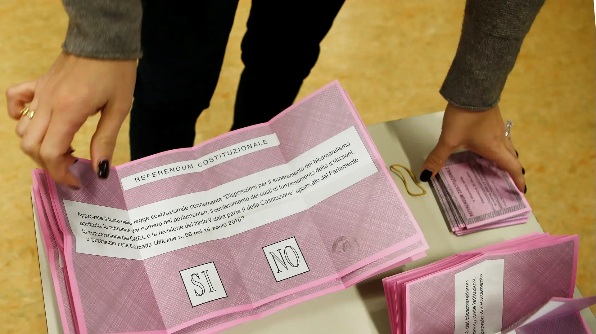 מצביעה במשאל עם בנוגע לרפורמה החוקתית. מילאנו, 4 בדצמבר 2016 מצביעה במשאל עם בנוגע לרפורמה החוקתית. מילאנו, 4 בדצמבר 2016