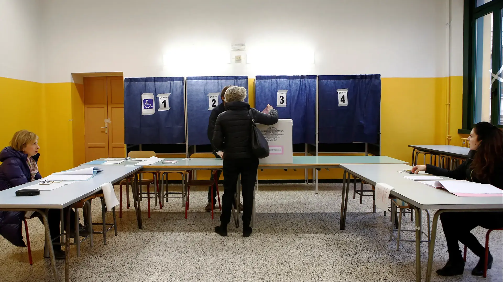 מצביעה במשאל עם בנוגע לרפורמה החוקתית. מילאנו, 4 בדצמבר 2016 מצביעה במשאל עם בנוגע לרפורמה החוקתית. מילאנו, 4 בדצמבר 2016