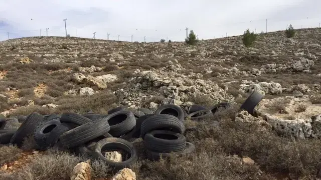 צמיגים ליד ההיאחזות עמונה, שנאספו כהכנה להתנגדות התושבים לפינוי, 4 בדצמבר 2016 צמיגים ליד ההיאחזות עמונה, שנאספו כהכנה להתנגדות התושבים לפינוי, 4 בדצמבר 2016
