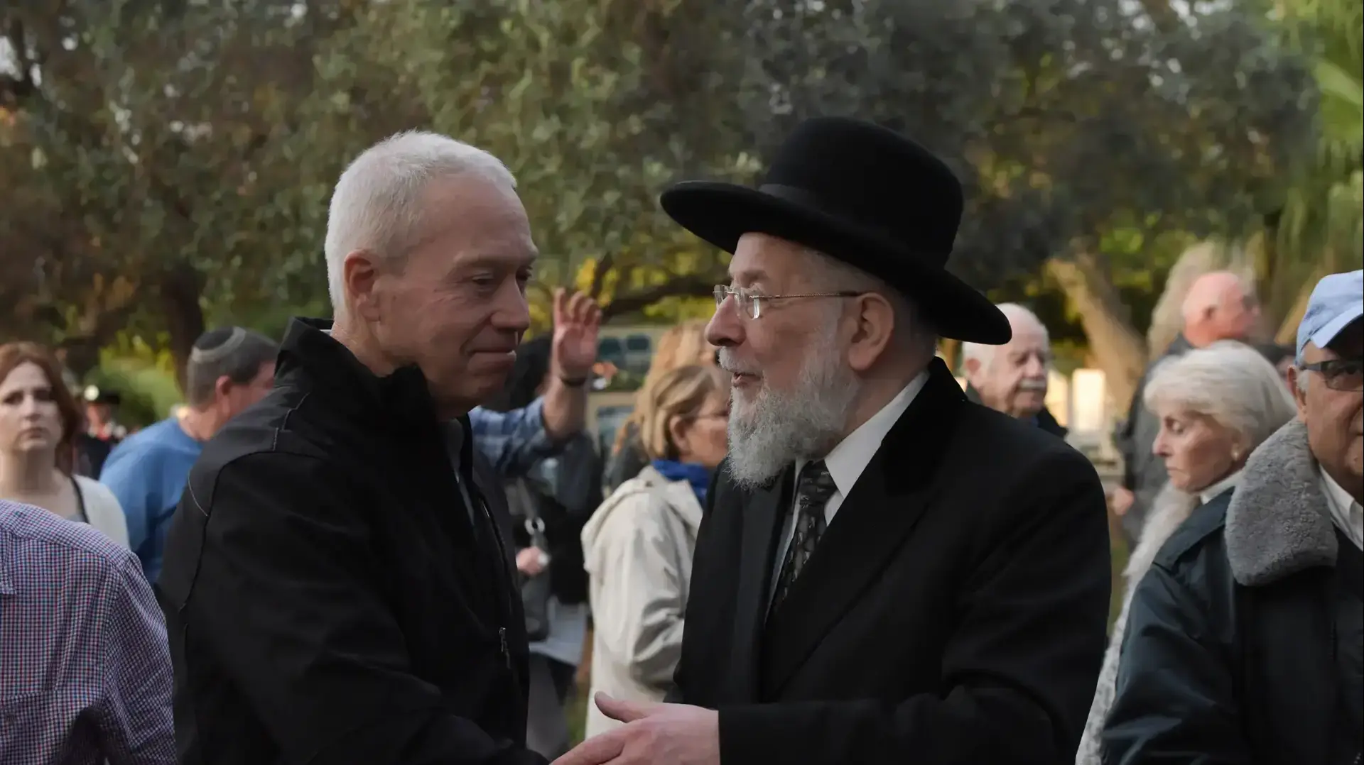 שר השיכון יואב גלנט בהלווית רן פקר בכפר ויתקין, 4 בדצמבר 2016 שר השיכון יואב גלנט בהלווית רן פקר בכפר ויתקין, 4 בדצמבר 2016