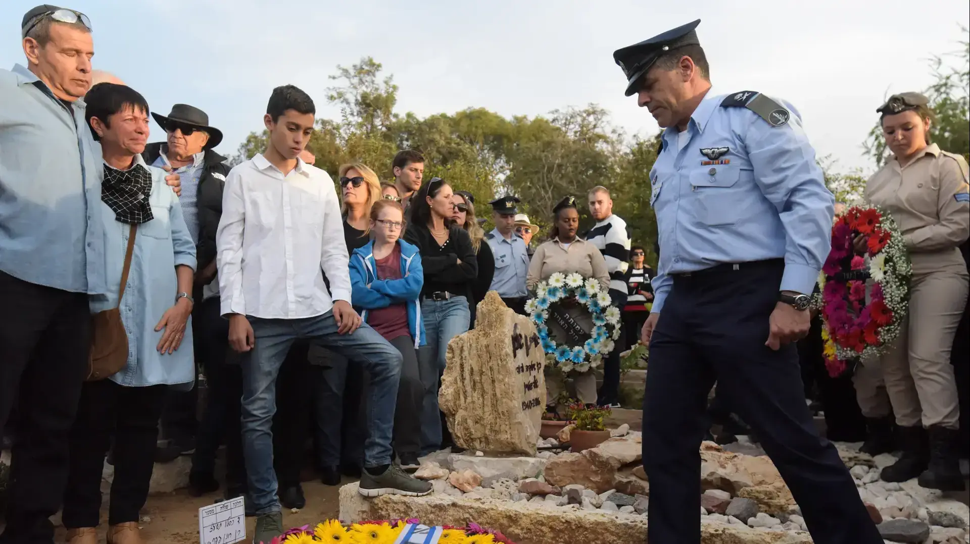 מפקד חיל אוויר אמיר אשל מעל קברו של תא"ל לשעבר רן פקר בכפר ויתקין, 4 בדצמבר 2016 מפקד חיל אוויר אמיר אשל מעל קברו של תא"ל לשעבר רן פקר בכפר ויתקין, 4 בדצמבר 2016