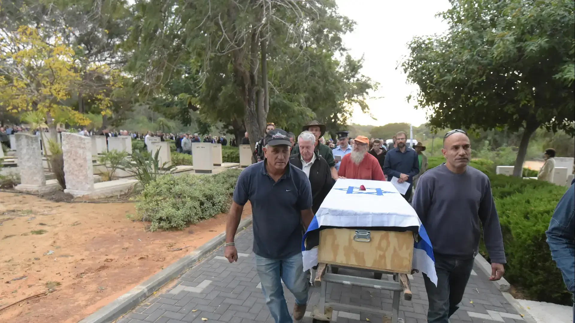 הלווייתו של רן פקר, תא"ל וטייס לשעבר בחיל האוויר בכפר ויתקין, 4 בדצמבר 2016 הלווייתו של רן פקר, תא"ל וטייס לשעבר בחיל האוויר בכפר ויתקין, 4 בדצמבר 2016