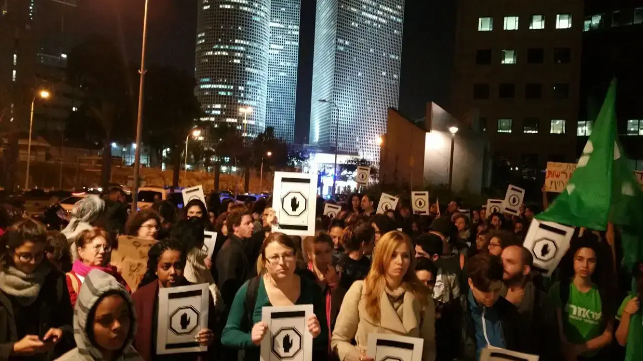 הפגנה במתחם שרונה בעקבות הסדר הטיעון של תא"ל לשעבר אופק בוכריס, 4 בדצמבר 2016 הפגנה במתחם שרונה בעקבות הסדר הטיעון של תא"ל לשעבר אופק בוכריס, 4 בדצמבר 2016