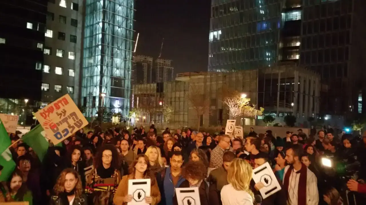 הפגנה במתחם שרונה בעקבות הסדר הטיעון של תא"ל לשעבר אופק בוכריס, 4 בדצמבר 2016 הפגנה במתחם שרונה בעקבות הסדר הטיעון של תא"ל לשעבר אופק בוכריס, 4 בדצמבר 2016