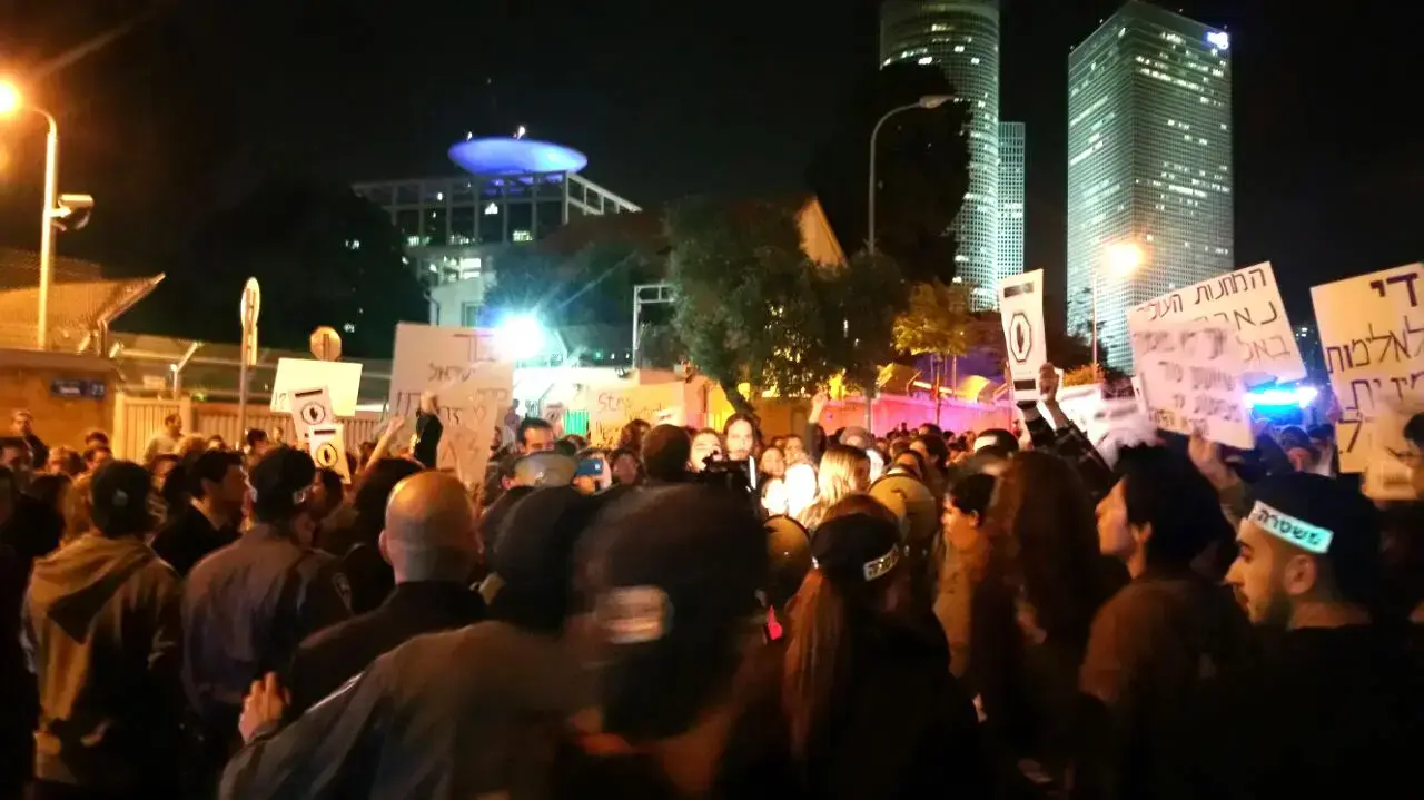 הפגנה במתחם שרונה בעקבות הסדר הטיעון של תא"ל לשעבר אופק בוכריס, 4 בדצמבר 2016 הפגנה במתחם שרונה בעקבות הסדר הטיעון של תא"ל לשעבר אופק בוכריס, 4 בדצמבר 2016