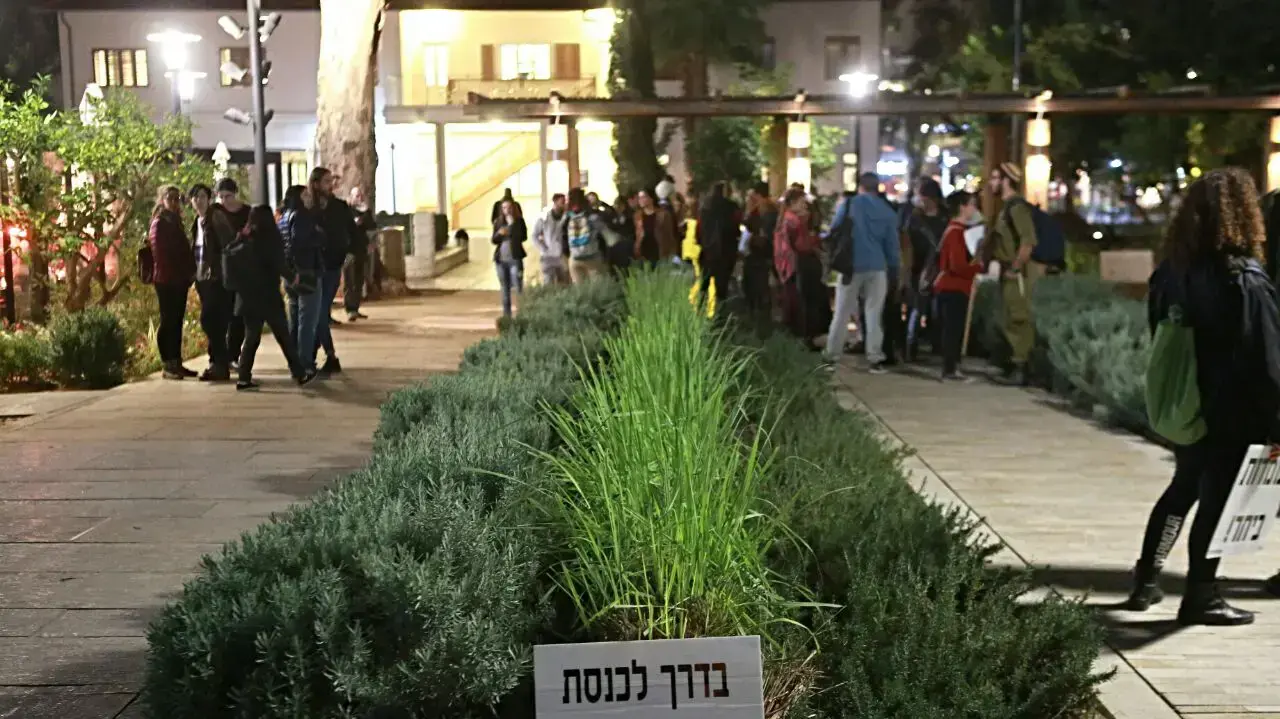 הפגנה במתחם שרונה בעקבות הסדר הטיעון של תא"ל לשעבר אופק בוכריס, 4 בדצמבר 2016 הפגנה במתחם שרונה בעקבות הסדר הטיעון של תא"ל לשעבר אופק בוכריס, 4 בדצמבר 2016