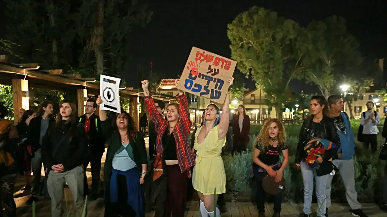 הפגנה במתחם שרונה בעקבות הסדר הטיעון של תא"ל לשעבר אופק בוכריס, 4 בדצמבר 2016 הפגנה במתחם שרונה בעקבות הסדר הטיעון של תא"ל לשעבר אופק בוכריס, 4 בדצמבר 2016