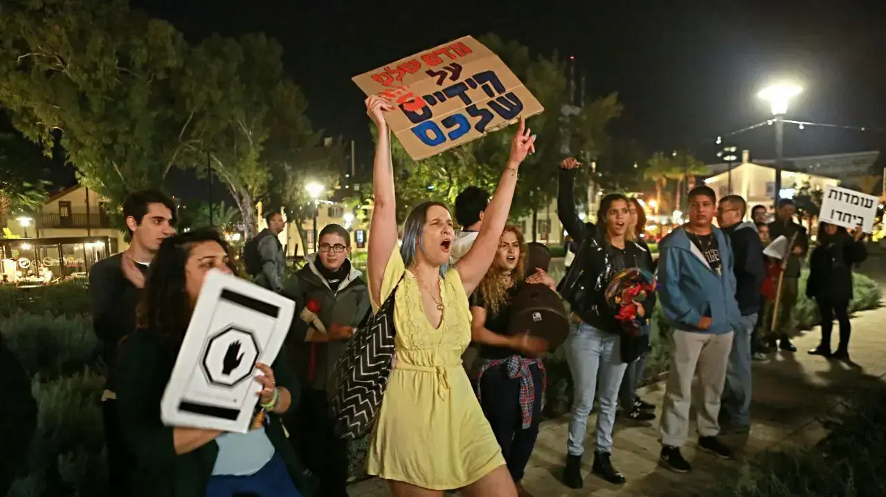 הפגנה במתחם שרונה בעקבות הסדר הטיעון של תא"ל לשעבר אופק בוכריס, 4 בדצמבר 2016