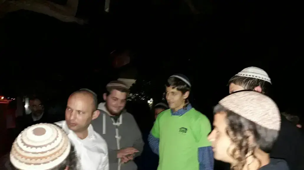 נפתלי בנט משוחח עם מפגינים מחוץ לביתו, דצמבר 2016 נפתלי בנט משוחח עם מפגינים מחוץ לביתו, דצמבר 2016