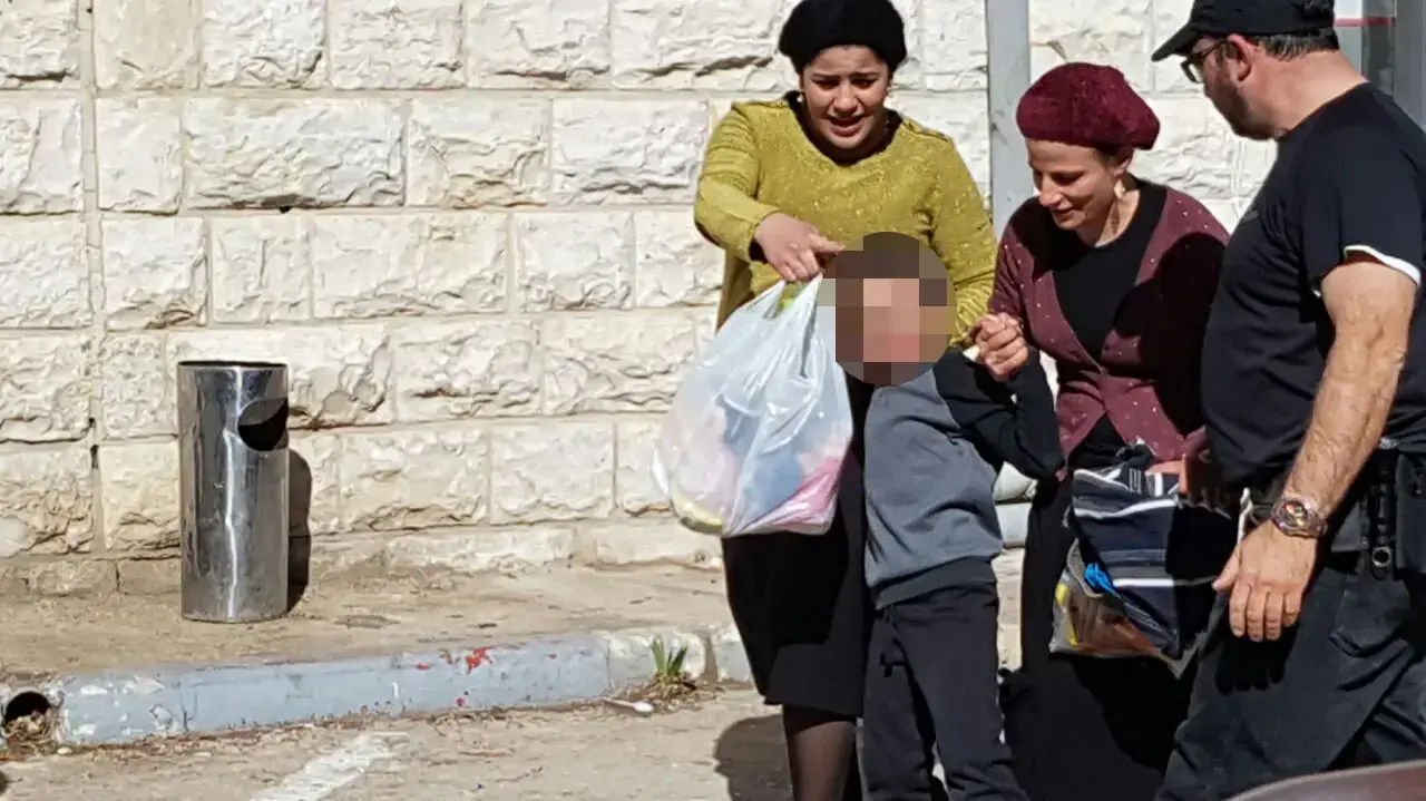 הילד בן ה-6 מנווה יעקב דב שרוט שנעדר מאתמול ונמצא בחיזמה, 5 בדצמבר 2016 הילד בן ה-6 מנווה יעקב דב שרוט שנעדר מאתמול ונמצא בחיזמה, 5 בדצמבר 2016
