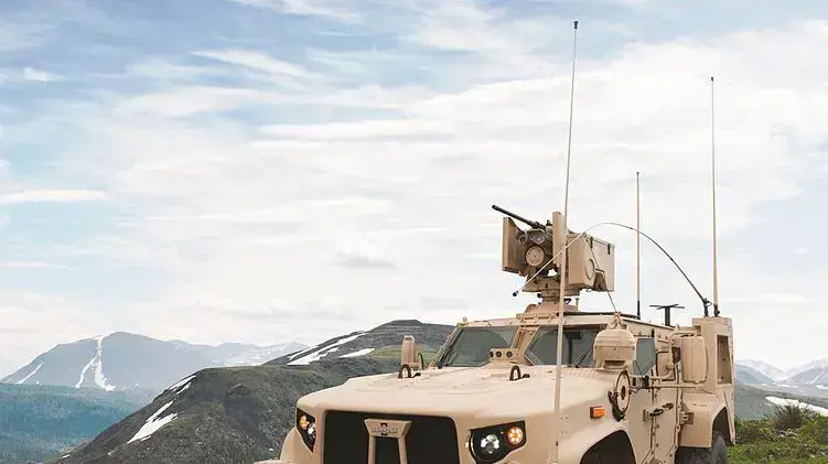 כלי רכב משוריין טקטי או JLTV של חברת אושקוש, שצפוי לשמש את חיילי צבא ארה"ב וצה"ל שוקל לרכוש