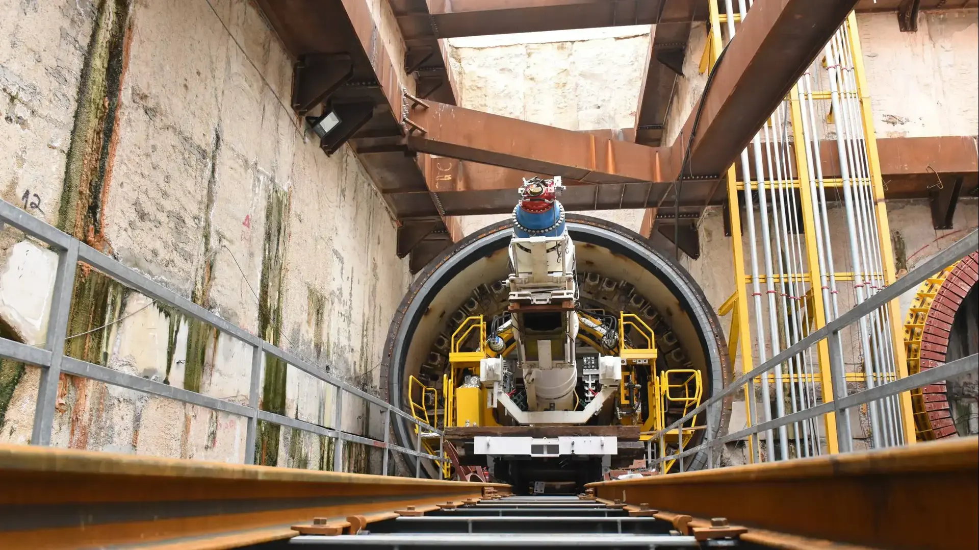 הרכבתם של שני מחפרים שיסייעו בכריית המנהרות של הרכבת התחתית בתל אביב, 4 בדצמבר 2016