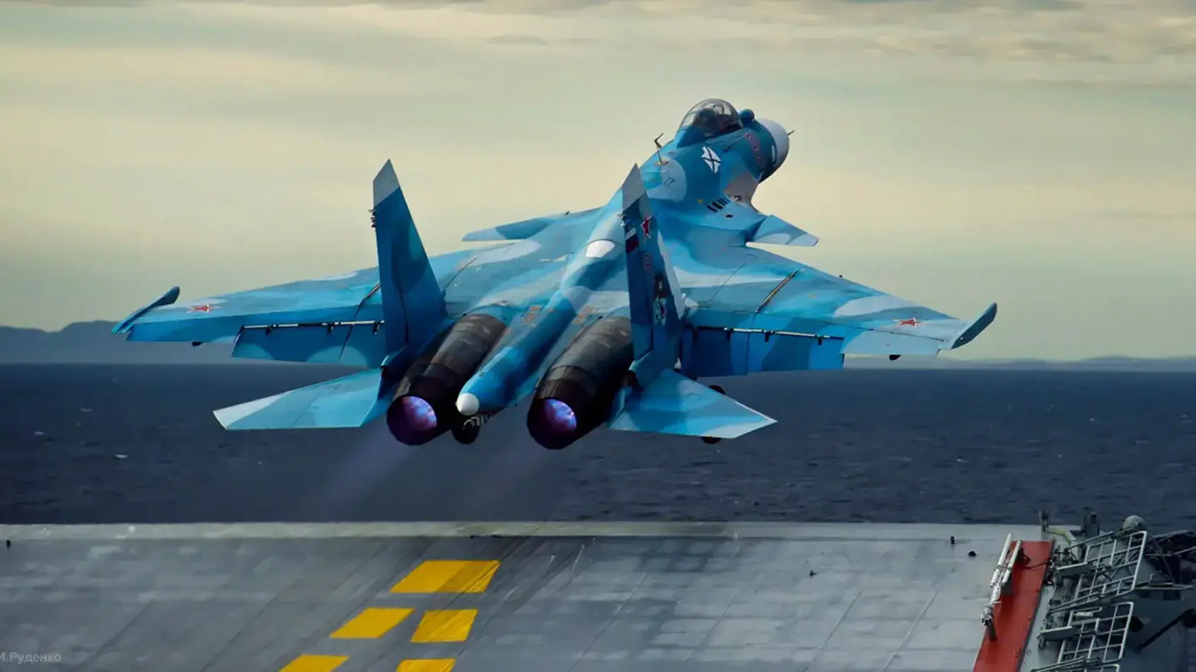מטוס קרב מדגם סוחוי Su-33 ממריא מנושאת המטוסים של רוסיה אדמירל קוזניצוב, 2012