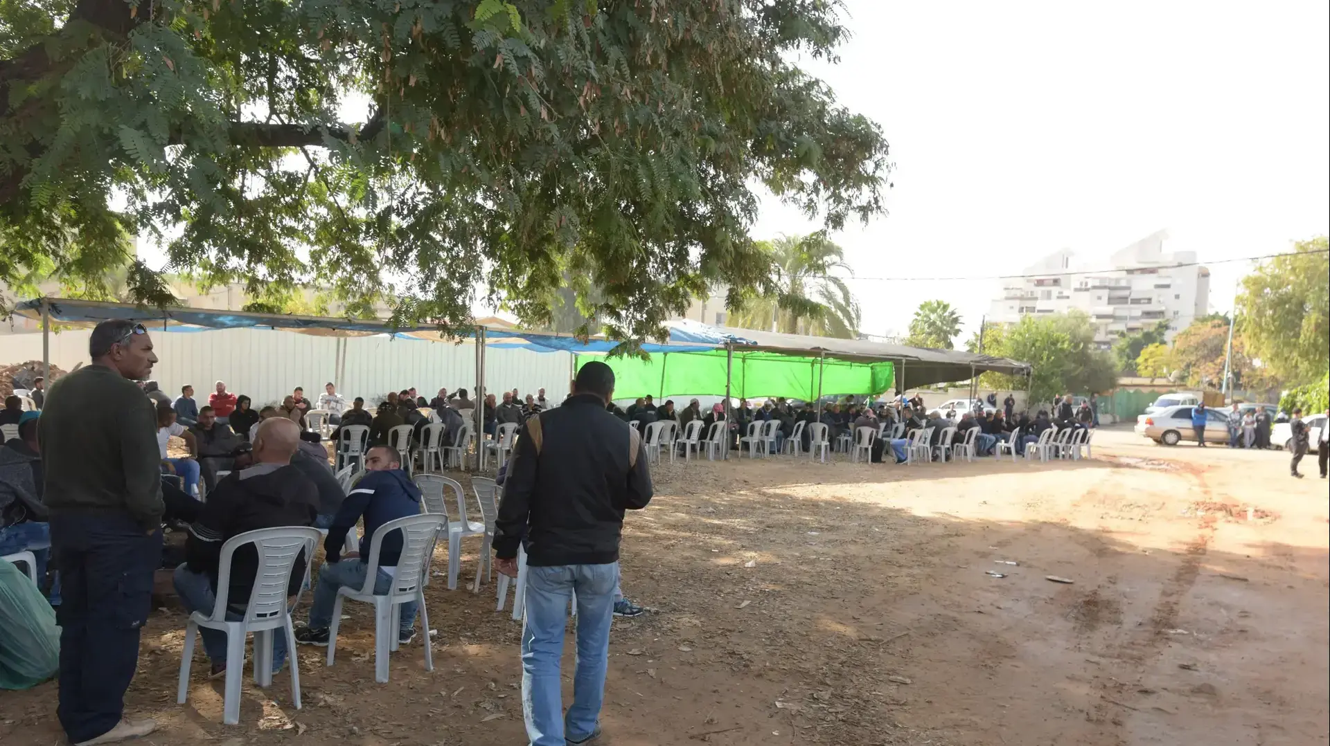 סוכת אבלים לאחר מותו של אדם אבו חביזה בתאונת דרכים במחלף נס ציונה אמש, 5 בדצמבר 2016 סוכת אבלים לאחר מותו של אדם אבו חביזה בתאונת דרכים במחלף נס ציונה אמש, 5 בדצמבר 2016