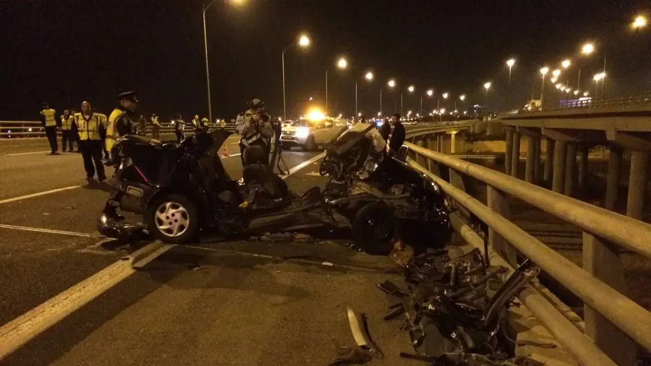 זירת תאונת הדרכים בה נהרגו ארבעה צעירים בני 20 במחלף נס ציונה, 4 בדצמבר 2016 זירת תאונת הדרכים בה נהרגו ארבעה צעירים בני 20 במחלף נס ציונה, 4 בדצמבר 2016