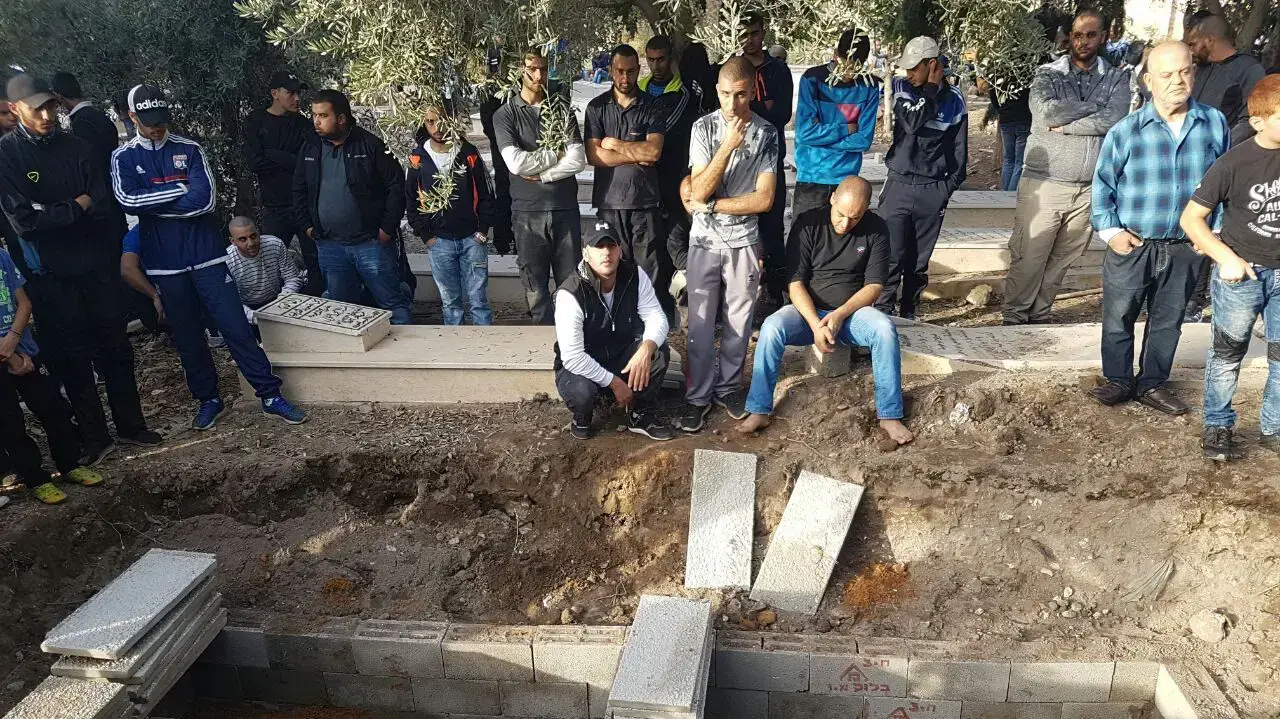 חלקת קבורתם של ארבעת ההרוגים בתאונת הדרכים ליד נס ציונה. בית העלמין המוסלמי ברמלה, 5 בדצמבר 2016 חלקת קבורתם של ארבעת ההרוגים בתאונת הדרכים ליד נס ציונה. בית העלמין המוסלמי ברמלה, 5 בדצמבר 2016