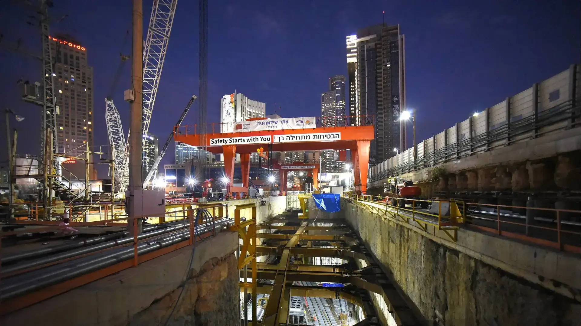 הרכבתם של שני מחפרים שיסייעו בכריית המנהרות של הרכבת התחתית בתל אביב, 4 בדצמבר 2016