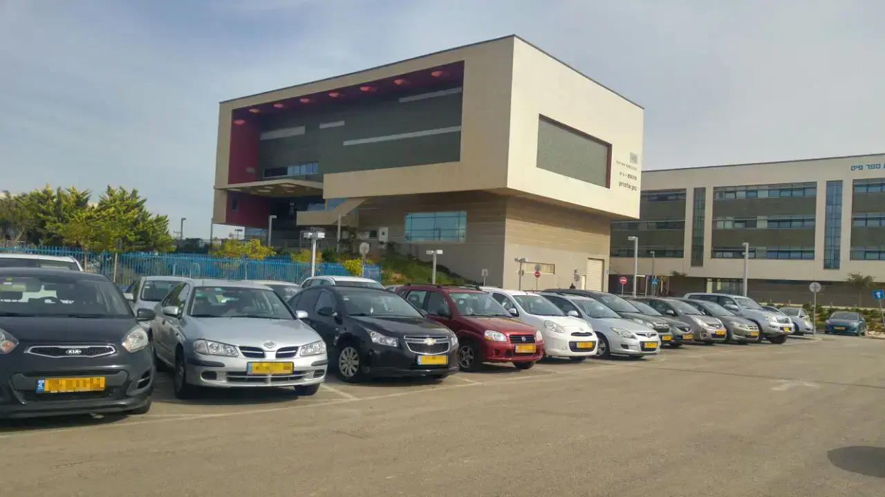 תיכון "תיכונט" שבתל אביב ללא דגל ישראל בכניסה, דצמבר 2016 תיכון "תיכונט" שבתל אביב ללא דגל ישראל בכניסה, דצמבר 2016
