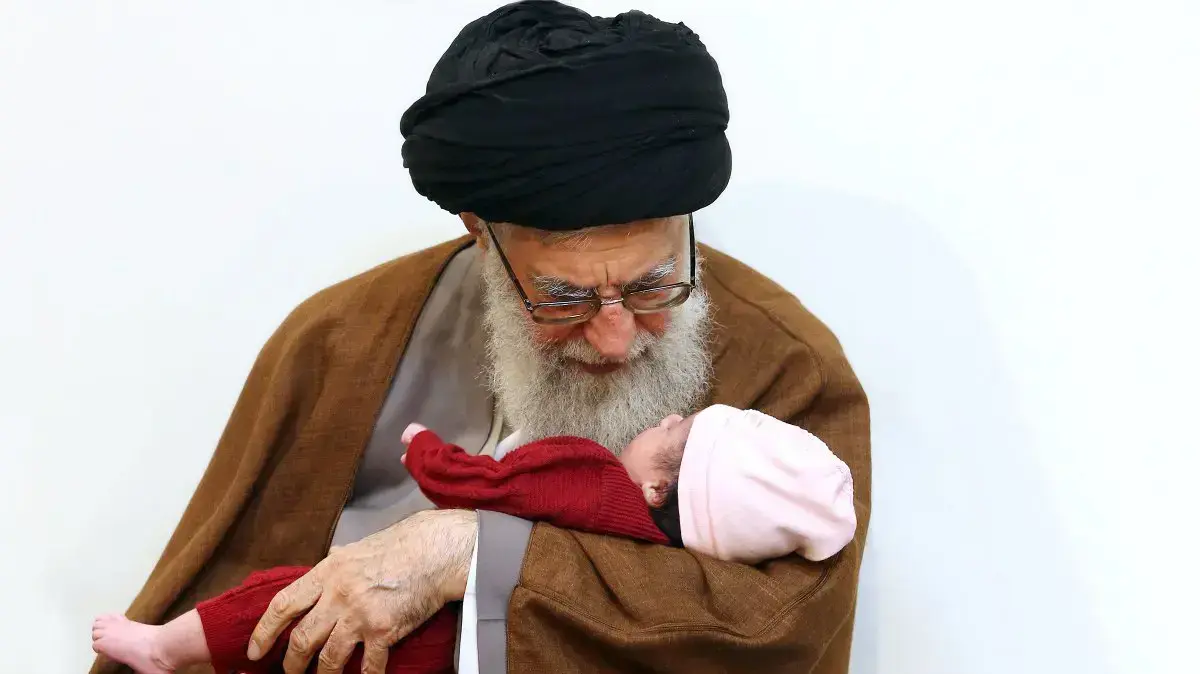 המנהיג העליון של איראן עלי חמינאי עם בן של לוחם שנהרג במלחמה בדאעש, דצמבר 2016 המנהיג העליון של איראן עלי חמינאי עם בן של לוחם שנהרג במלחמה בדאעש, דצמבר 2016