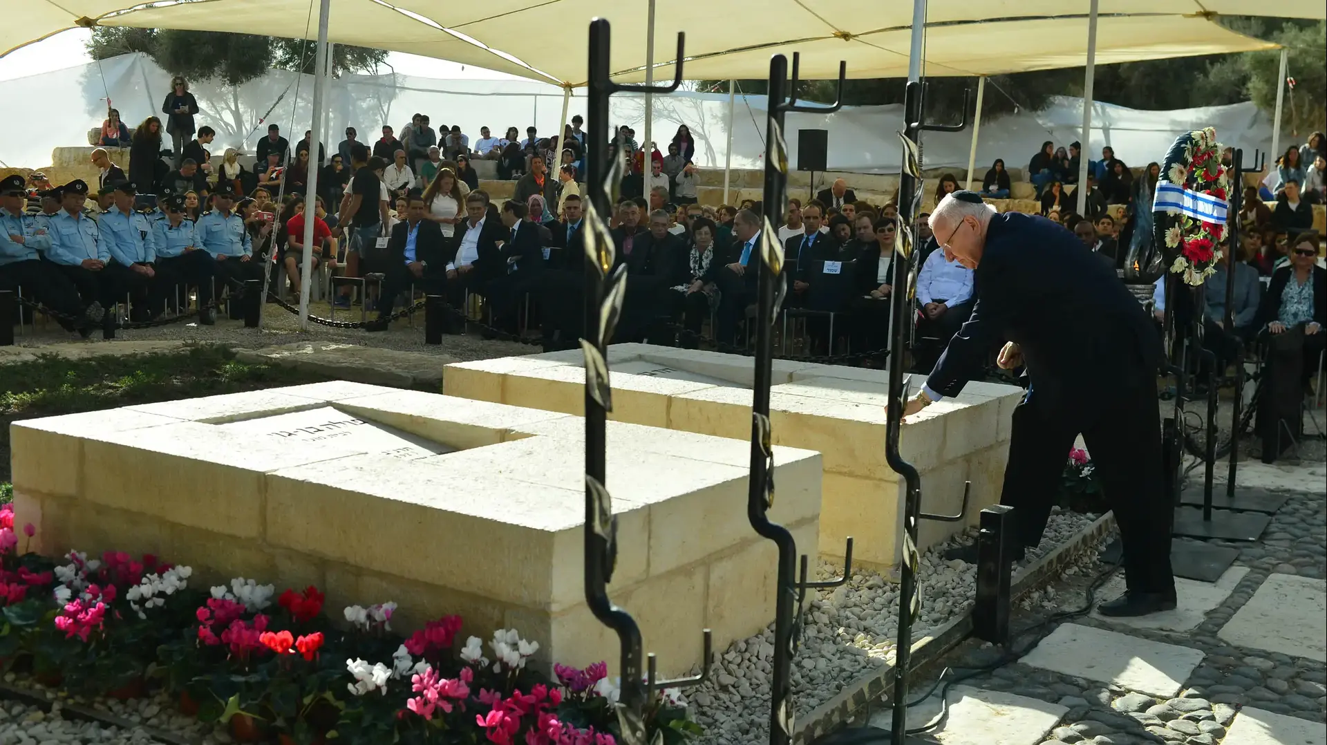 נשיא המדינה ראובן ריבלין בטקס אזכרה לראש הממשלה דוד בן גוריון, שדה בוקר. 6 בדצמבר 2016 נשיא המדינה ראובן ריבלין בטקס אזכרה לראש הממשלה דוד בן גוריון, שדה בוקר. 6 בדצמבר 2016