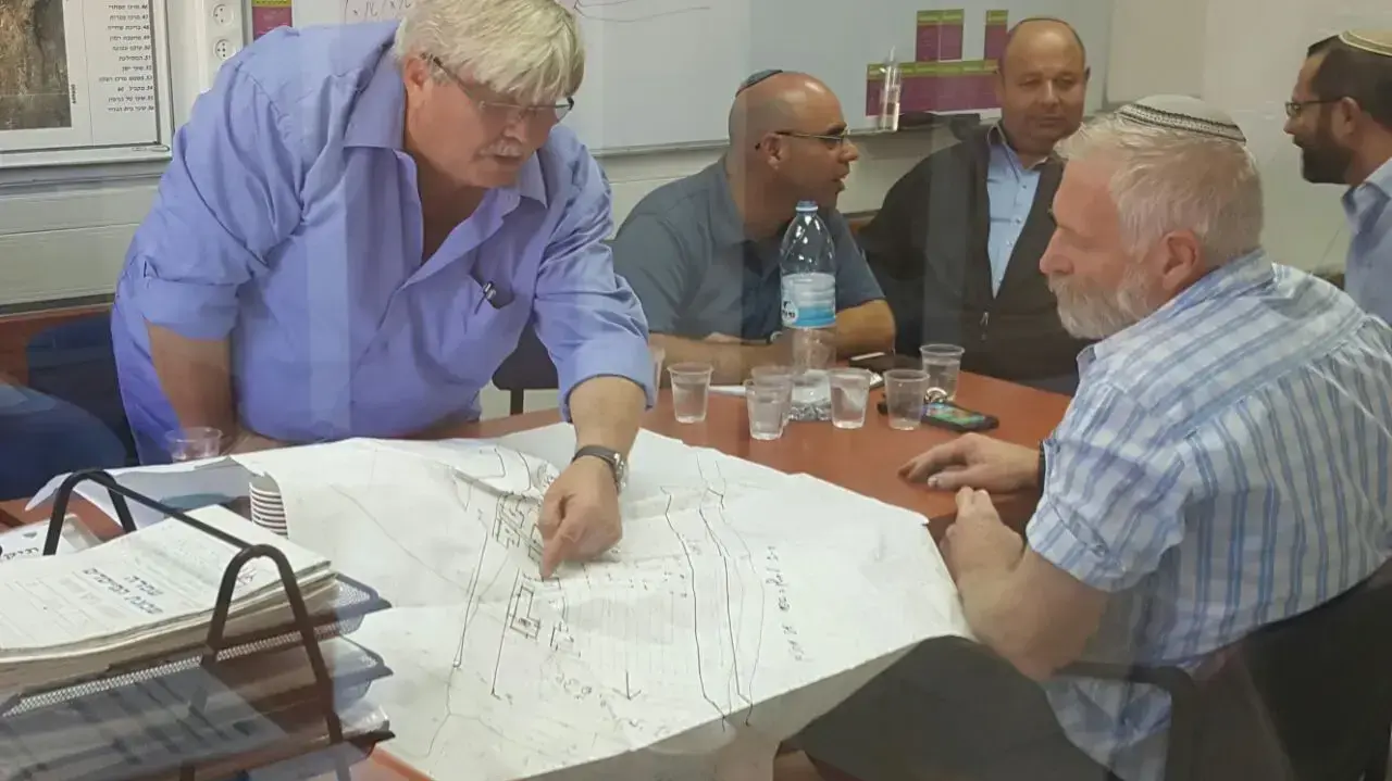 זאב חבר (זמביש) וחיים פוגל ישיבה בנוכחות חברי יש"ע על פינוי עמונה, עפרה. דצמבר 2016