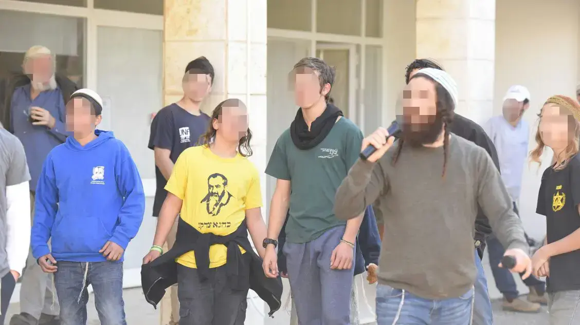 מחוץ לישיבה בנושא פתרון לפינוי המאחז הבלתי חוקי עמונה, מזכירות ההתנחלות עפרה. דצמבר 2016 מחוץ לישיבה בנושא פתרון לפינוי המאחז הבלתי חוקי עמונה, מזכירות ההתנחלות עפרה. דצמבר 2016