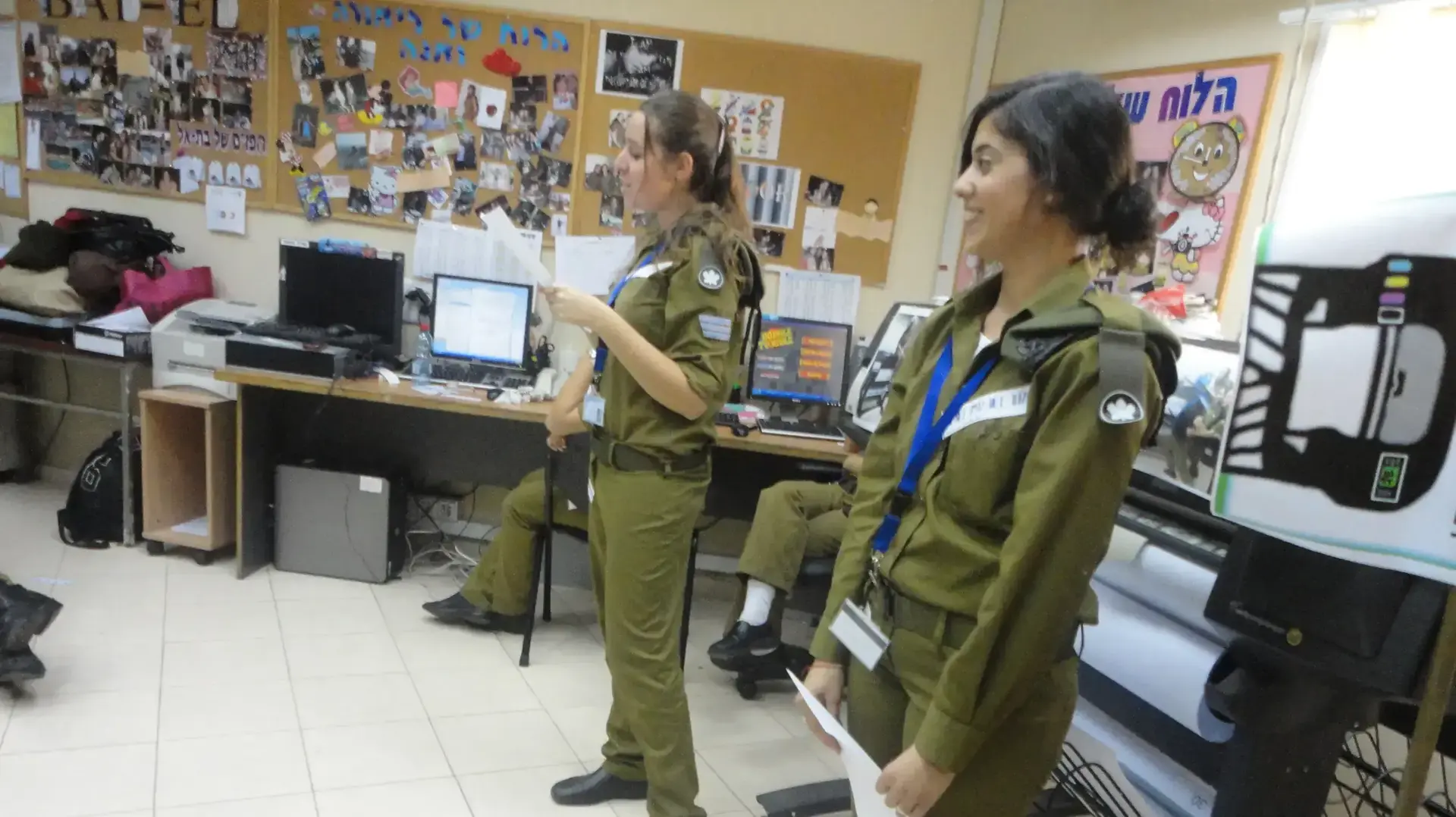 החיילת רותם ברק ישבה על מדפסת וקיבלה עונש להעביר הרצאה החיילת רותם ברק ישבה על מדפסת וקיבלה עונש להעביר הרצאה
