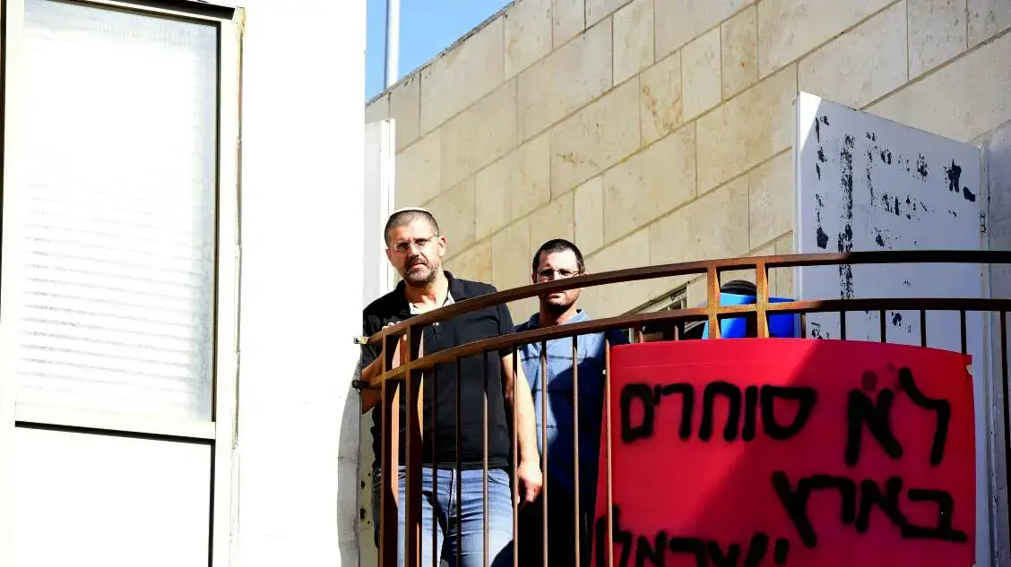 אביחי בוארון מחוץ לישיבה בנושא פתרון לפינוי המאחז הבלתי חוקי עמונה, מזכירות ההתנחלות עפרה. דצמבר 2016 אביחי בוארון מחוץ לישיבה בנושא פתרון לפינוי המאחז הבלתי חוקי עמונה, מזכירות ההתנחלות עפרה. דצמבר 2016