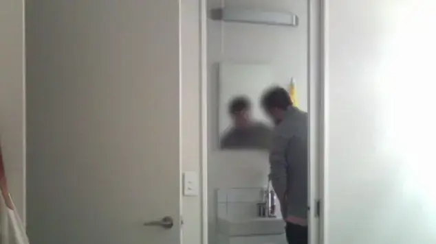 שותף לדירה משתמש במברשת השיניים שותף לדירה משתמש במברשת השיניים