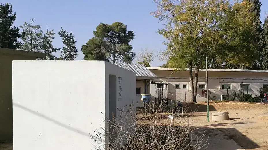 גני ילדים לא ממוגנים בניר עם, עוטף עזה. דצמבר 2016 גני ילדים לא ממוגנים בניר עם, עוטף עזה. דצמבר 2016