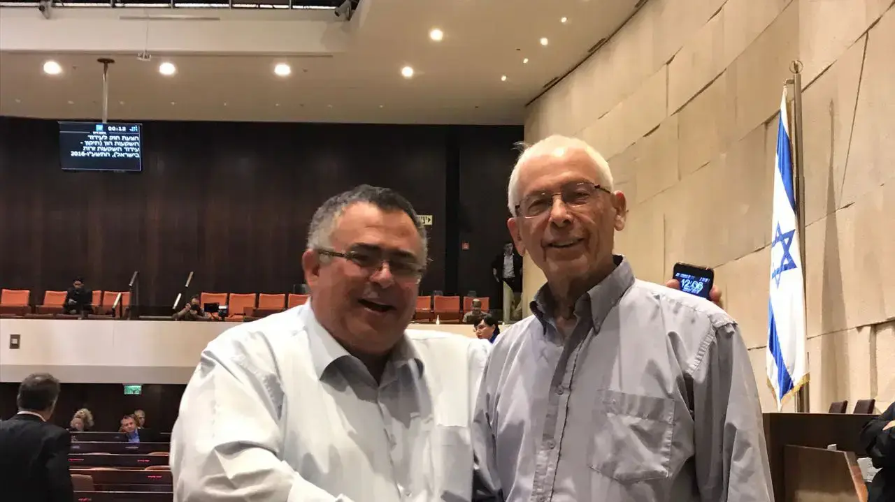 חבר הכנסת בני בגין וחבר הכנסת דוד ביטן במליאת הכנסת בזמן דיון על חוק ההסדרה, 7 בדצמבר 2016 חבר הכנסת בני בגין וחבר הכנסת דוד ביטן במליאת הכנסת בזמן דיון על חוק ההסדרה, 7 בדצמבר 2016