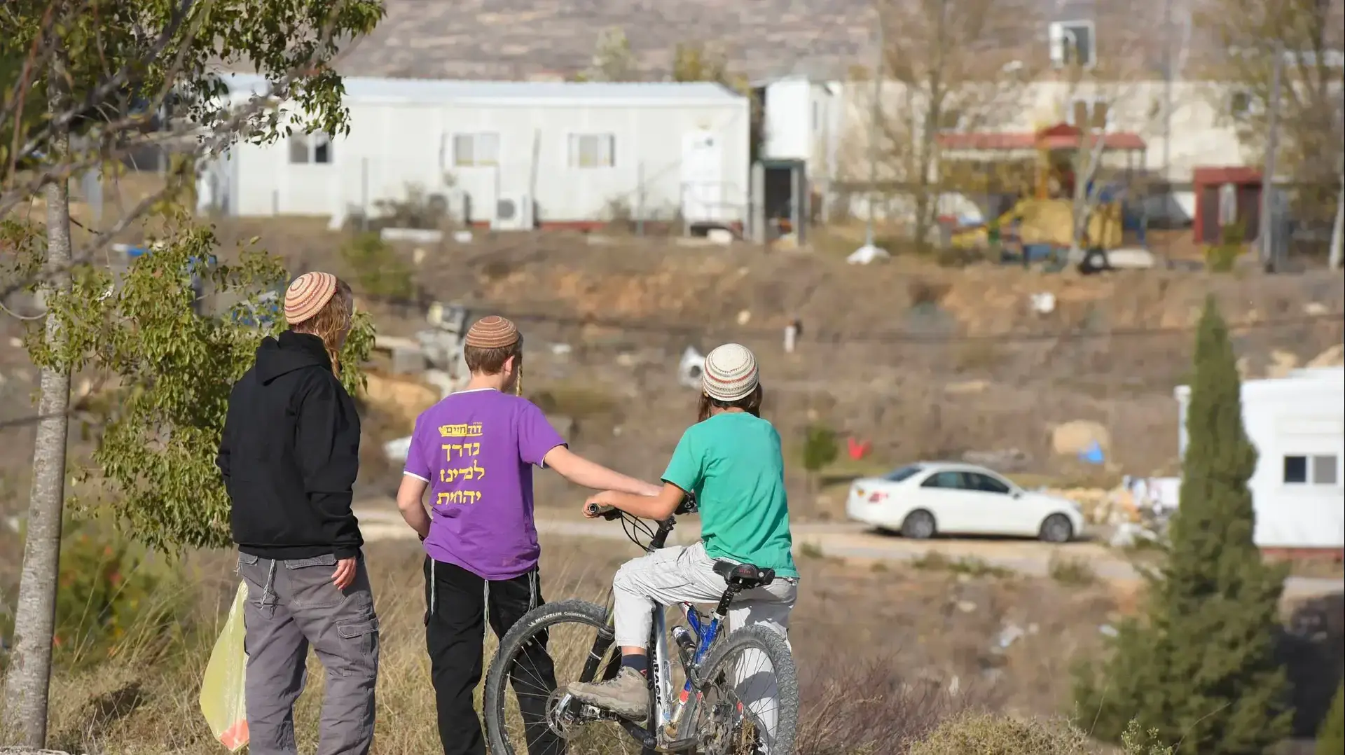 תושבי המאחז עמונה לפני הפינוי המשוער ב25 בדצמבר , 7 בדצמבר 2016