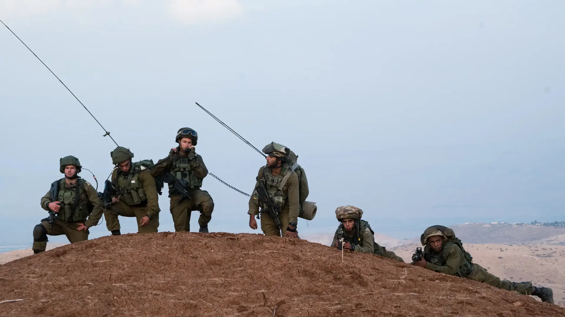 מג"ד גד"סר גבעתי סא"ל ניר בן-חמו (משמאל) מג"ד גד"סר גבעתי סא"ל ניר בן-חמו (משמאל)