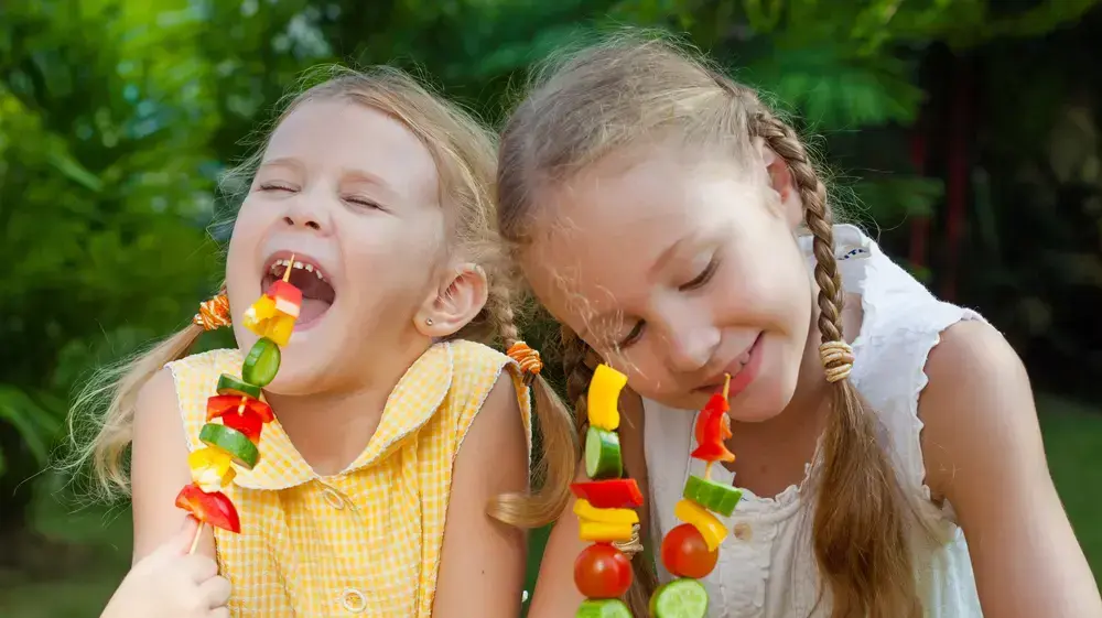 ילדים אוכלים ירקות ילדים אוכלים ירקות