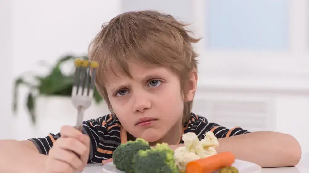 ילדים אוכלים ירקות ילדים אוכלים ירקות
