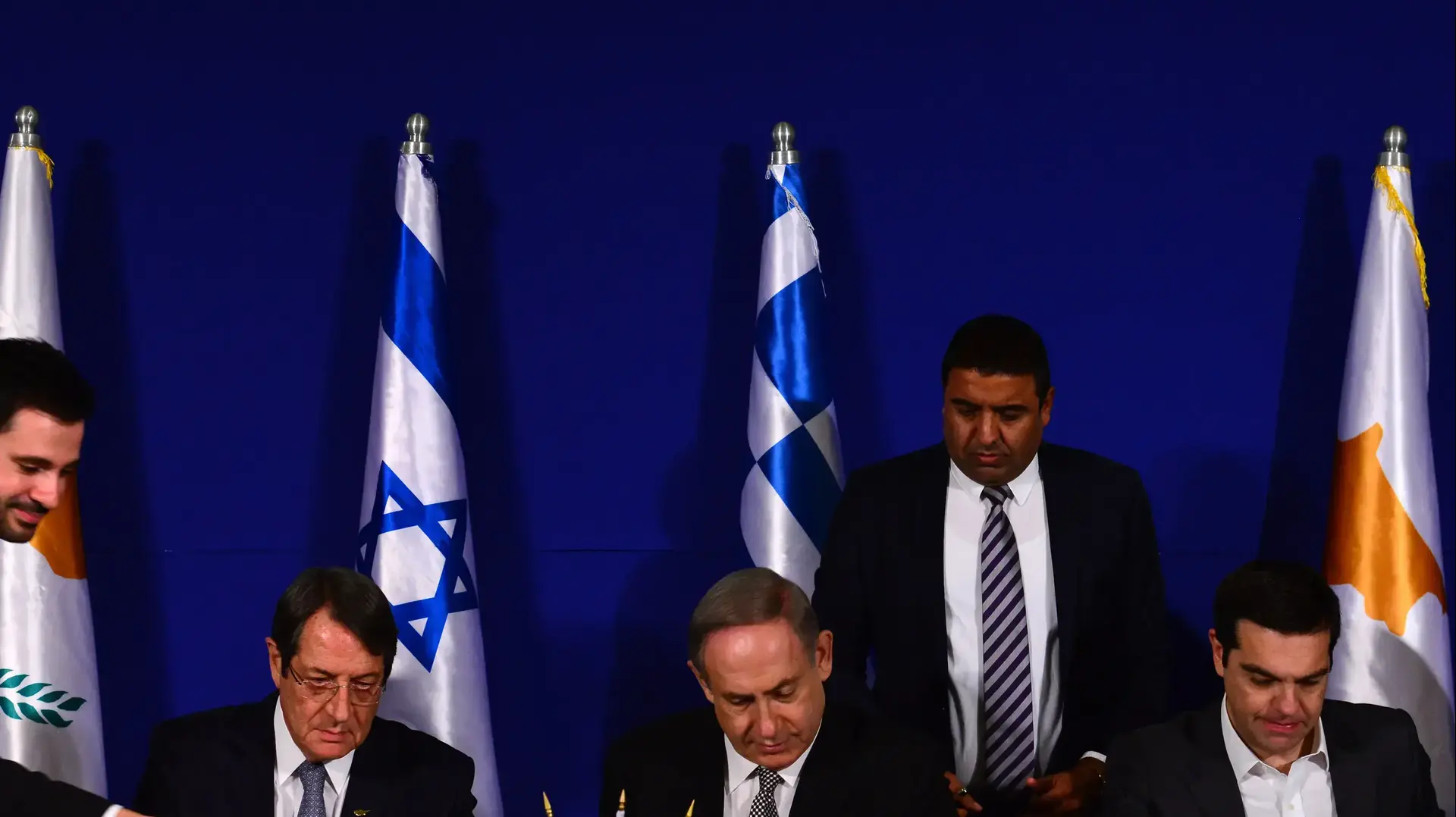 ראש הממשלה בנימין נתניהו, נשיא קפריסין ניקוס אנסטסיאדס וראש ממשלת יוון אלכסיס ציפראס בפגישה שנייה, 8 בדצמבר 2016 ראש הממשלה בנימין נתניהו, נשיא קפריסין ניקוס אנסטסיאדס וראש ממשלת יוון אלכסיס ציפראס בפגישה שנייה, 8 בדצמבר 2016