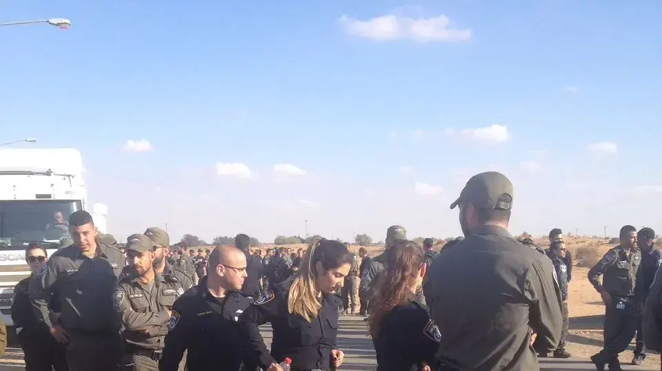 שוטרים וחיילים מתכוננים לפינוי המאחז עמונה, 8 בדצמבר 2016 שוטרים וחיילים מתכוננים לפינוי המאחז עמונה, 8 בדצמבר 2016