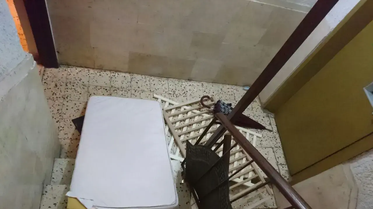 רכוש שניזוק ומכתב איום שהונח מחוץ לביתו של מנדי כץ, ראש תחום גיוס חרדים בצה"ל, 8 בדצמבר 2016 רכוש שניזוק ומכתב איום שהונח מחוץ לביתו של מנדי כץ, ראש תחום גיוס חרדים בצה"ל, 8 בדצמבר 2016