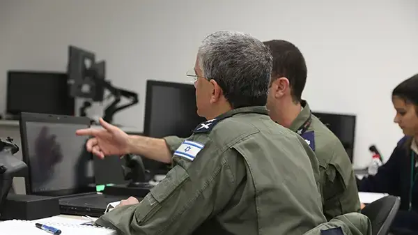 מפקד חיל האוויר, אלוף אמיר אשל, בהדרכה עיונית על מטוס ה"אדיר" מפקד חיל האוויר, אלוף אמיר אשל, בהדרכה עיונית על מטוס ה"אדיר"