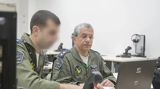 מפקד חיל האוויר, אלוף אמיר אשל, בהדרכה עיונית על מטוס ה"אדיר" מפקד חיל האוויר, אלוף אמיר אשל, בהדרכה עיונית על מטוס ה"אדיר"