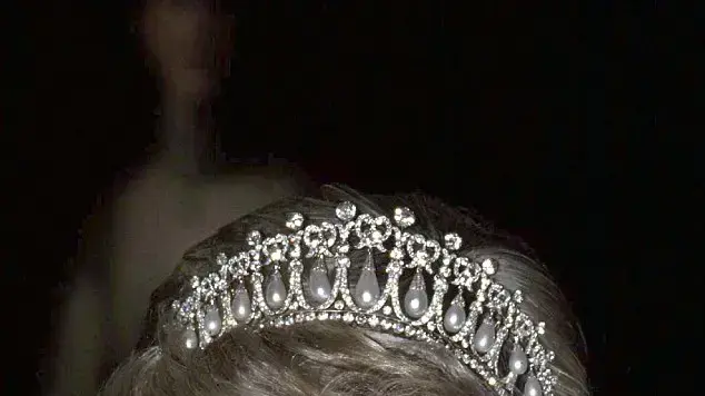 הנסיכה דיאנה עונדת את "כתר קשר הנאהבים מקיימברידג'"