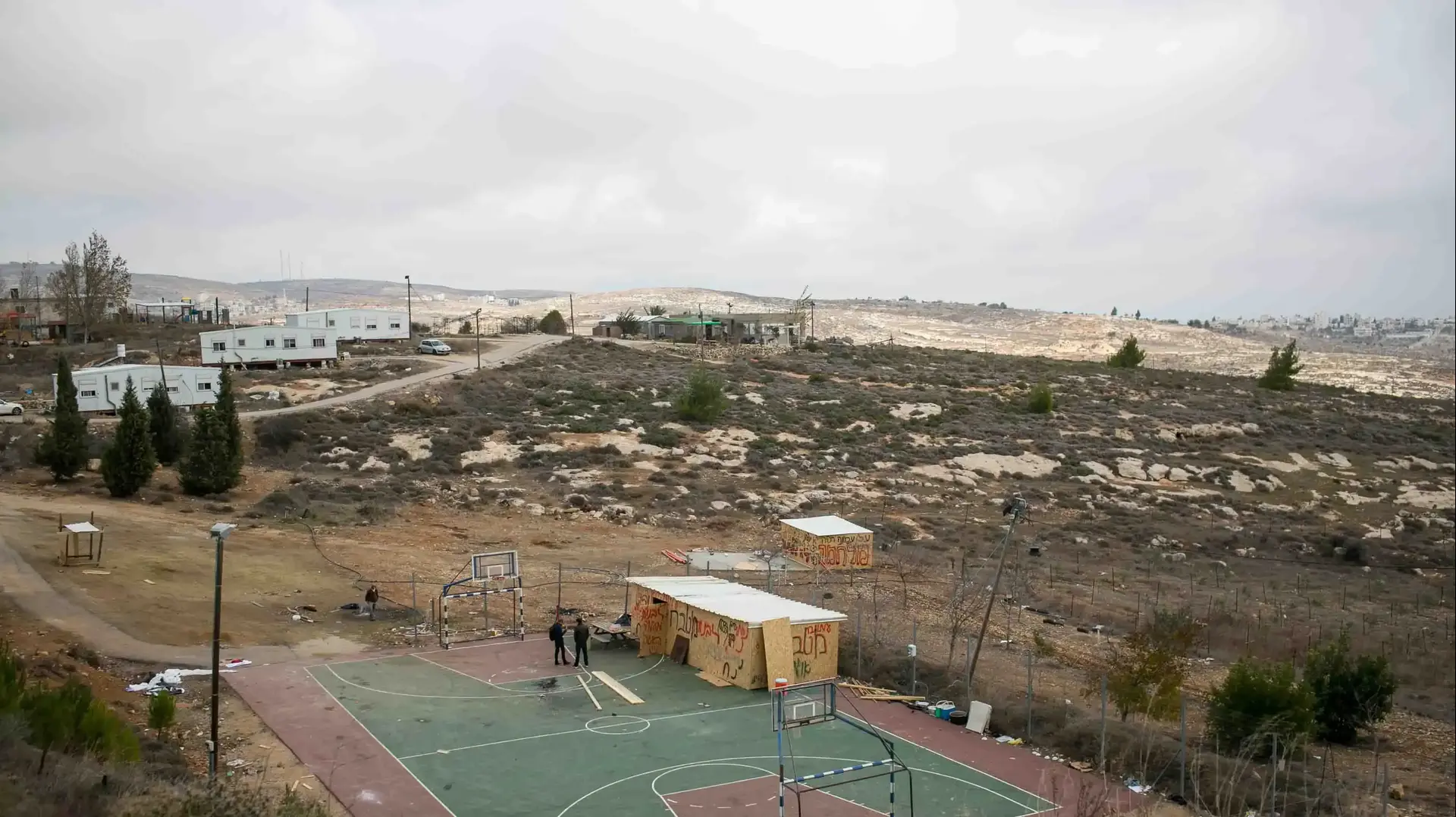 מאחז עמונה שבועיים לפני הפינוי המיועד ב25 בדצמבר , 11 בדצמבר 2016