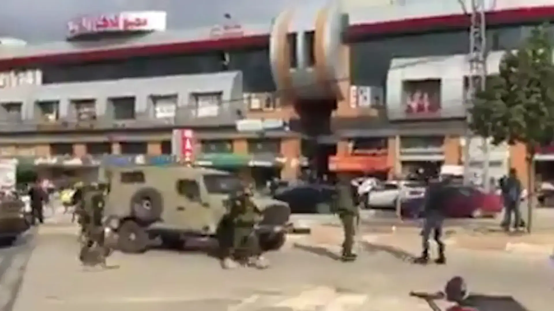 מהומה בגזרת ג'נין: אחרי שנכנס דרך ציר לא מתואם: כוח צה"ל נאלץ לסגת בסיוע שוטרים פלסטינים מהומה בגזרת ג'נין: אחרי שנכנס דרך ציר לא מתואם: כוח צה"ל נאלץ לסגת בסיוע שוטרים פלסטינים