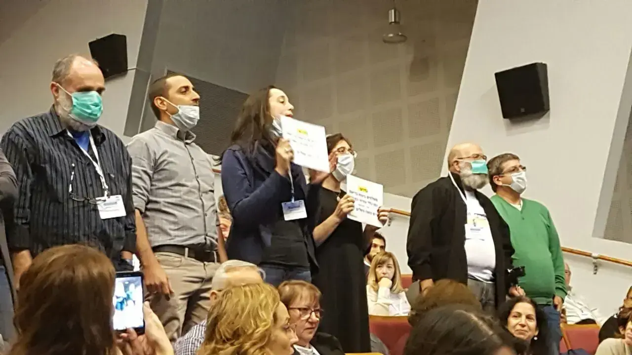 פעילי הפורום האזרחי מתפרצים לנאומו של שר הבריאות יעקב ליצמן בכנס לצמצום אי שיוויון ברפואה באשקלון, 11 בדצמבר 2016 פעילי הפורום האזרחי מתפרצים לנאומו של שר הבריאות יעקב ליצמן בכנס לצמצום אי שיוויון ברפואה באשקלון, 11 בדצמבר 2016
